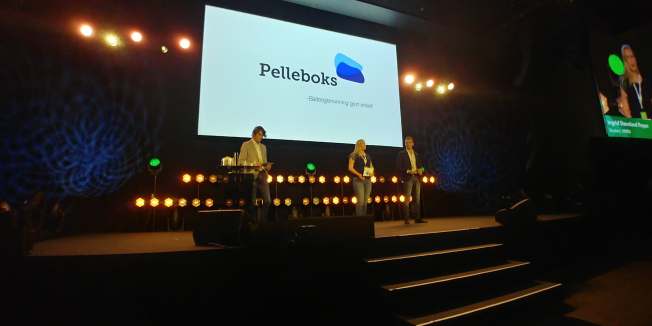 Raymond Bjøntegård, Ingrid Staveland Reppe og Ernes Çereku presenterer sitt konsept Pelleboks under Avfallskonferansen 2019